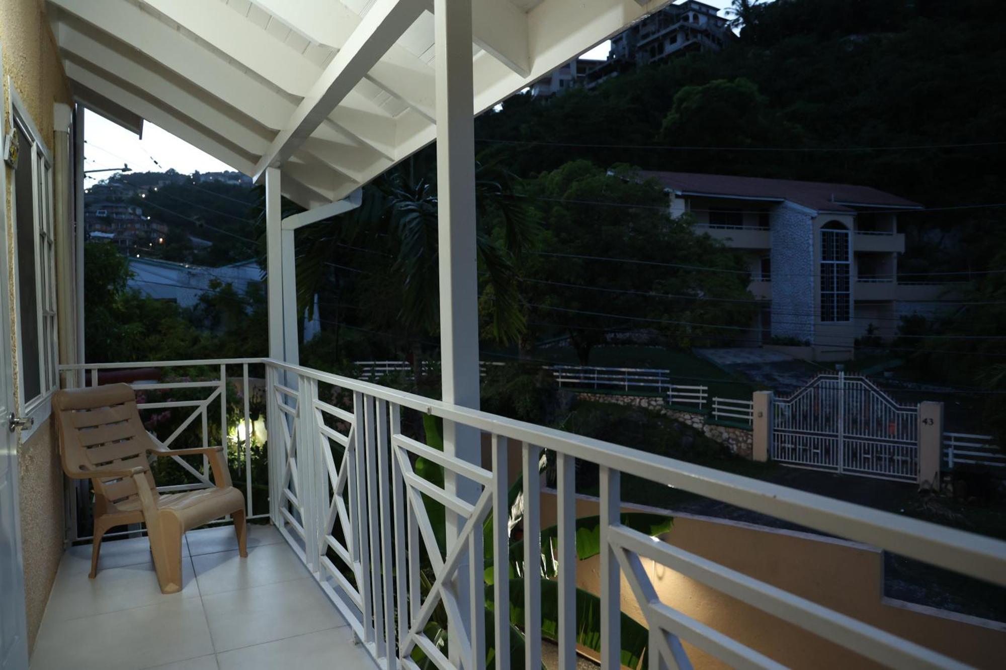 Spacious Luxury 3 Bed Rooms In キングストン エクステリア 写真