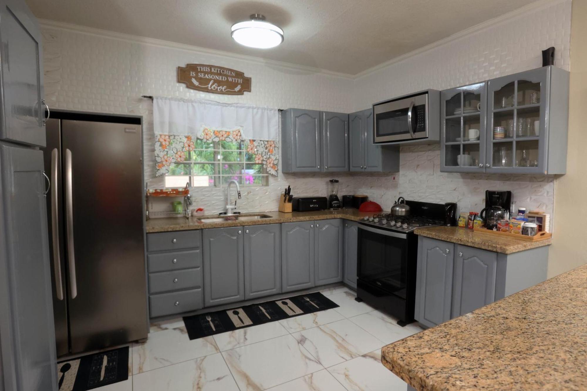 Spacious Luxury 3 Bed Rooms In キングストン エクステリア 写真